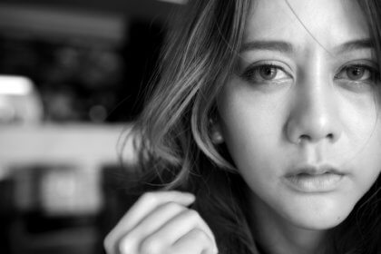 Frau schaut traurig in die Kamer