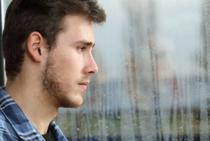 Dieser Mann ist verzweifelt, weil er psychisch missbraucht wird.