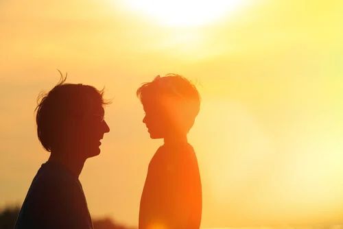 Vater spricht mit seinem Sohn