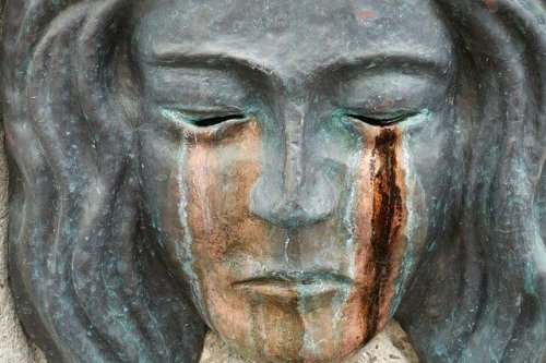 Der Statue, die zu weinen scheint