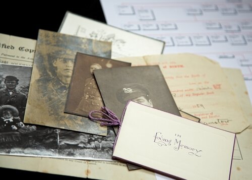 Erinnerungen - alte Dokumente und Briefe auf einem Schreibtisch