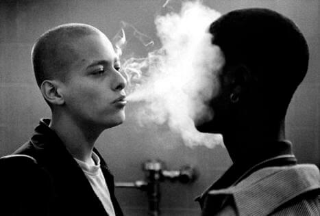 Szene aus "American History X" - Derek bläst Rauch in das Gesicht eines Afroamerikaners.