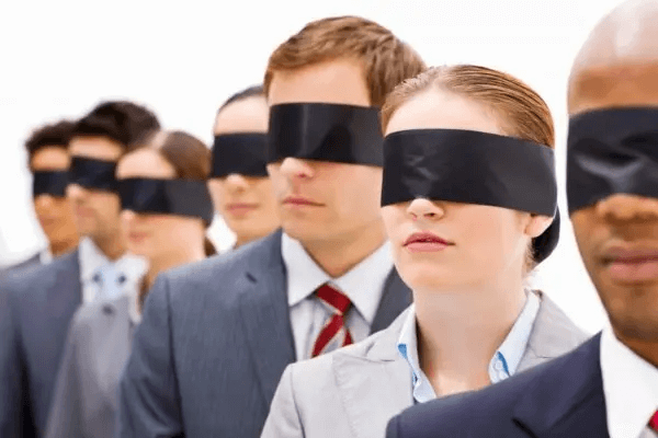 Mehrere Menschen tragen eine schwarze Augenbinde