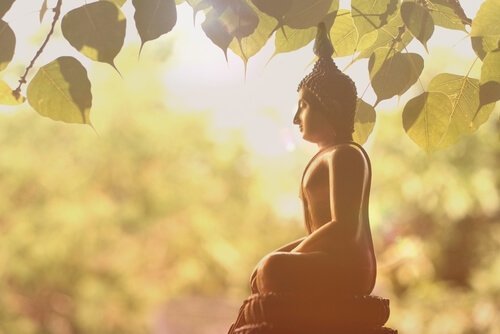 Buddha-Statue unter einem Baum