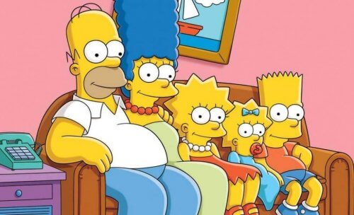 Die Simpsons-Familie sitzt auf ihrer Couch. 