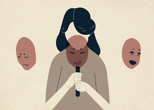 Eine Frau mit drei Masken.