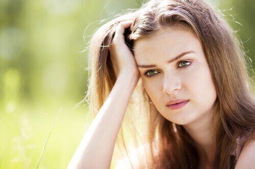 Frau denkt über Zorn nach