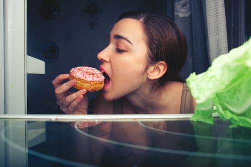 Frau, die einen Donut isst