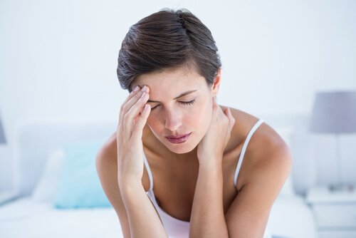 Frau mit Migräne fasst sich an den Kopf