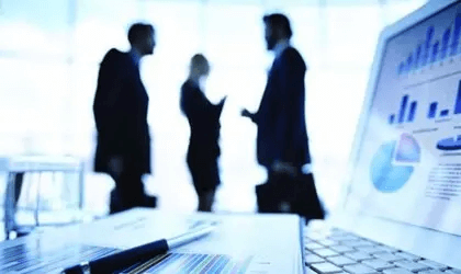 Drei Führungskräfte unterhalten sich