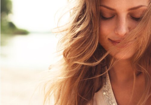 Glückliche Frau schaut nach unten