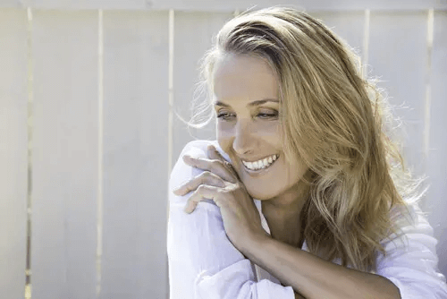 Glückliche Frau im mittleren Alter