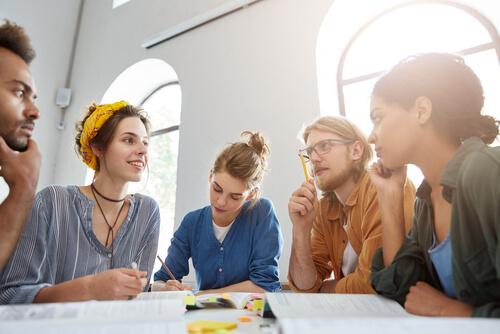 Die Theorie des konzeptuellen Wandels kann durch Gruppenarbeit im Unterricht angewendet werden.