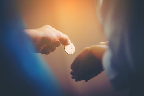 Eine Münze, die weitergereicht wird