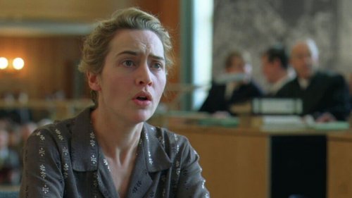 Filmszene aus "Der Vorleser" - Hanna wird angeklagt, weil sie als Wärterin in einem KZ gearbeitet hat.