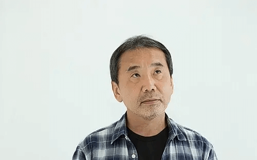 Haruki Murakami schaut nachdenklich nach oben