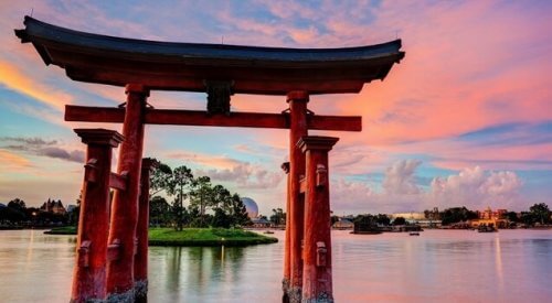 Japanische Architektur vor See