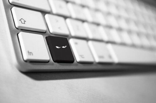 Computertastatur mit einer Taste, die böse Augen zeigt