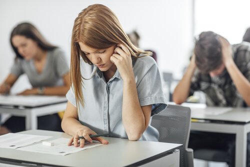 Schülerin schreibt einen Test