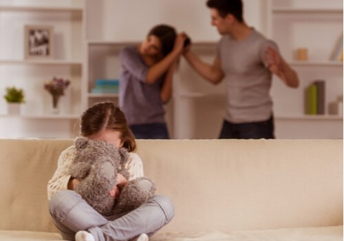 Mädchen leidet unter sich streitenden Eltern
