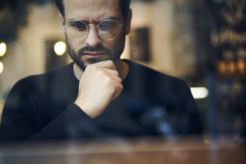 Mann mit Brille denkt nach