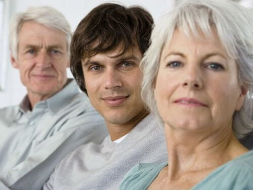 Junger Mann zwischen Schwiegereltern