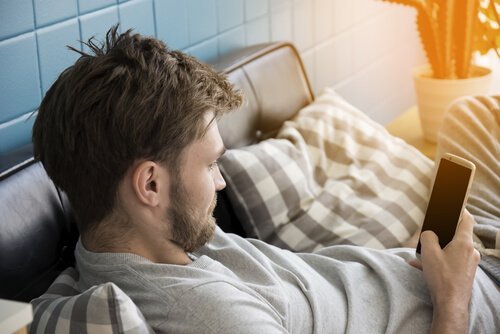 Mann, der auf sein Telefon schaut