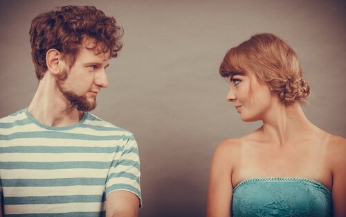 Mann und Frau schauen sich an
