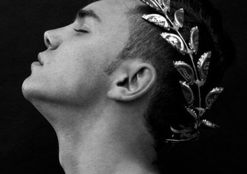 Ein junger Mann, der mit einem Lorbeerkranz ausgezeichnet wurde