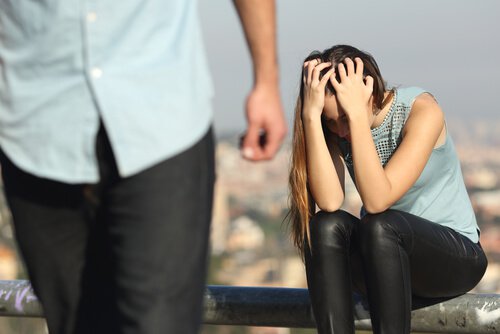Mann verlässt seine Freundin im Streit