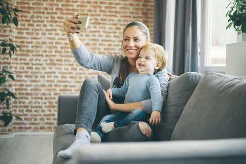 Mutter macht ein Selfie mit ihrem Baby, ein Beispiel für Sharenting