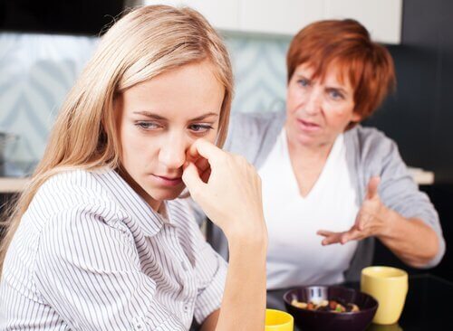 Eine Mutter schimpft mit ihrer erwachsenen Tochter.
