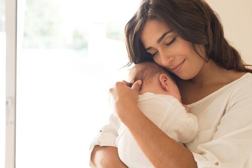 Eine Mutter, die zärtlich ihr Baby hält