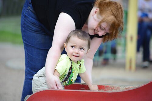 Mutter und Kind an einer Rutsche