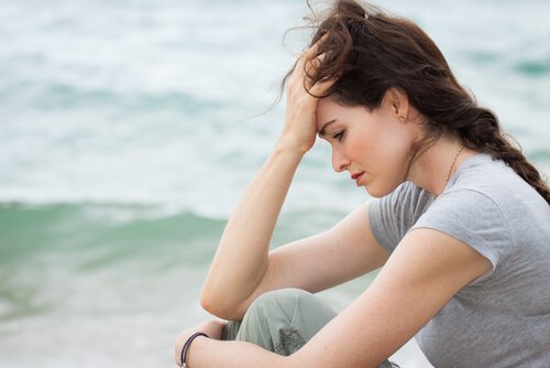 Eine besorgte Frau am Meer