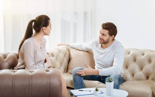 Ein Paar unterhält sich auf der Couch.