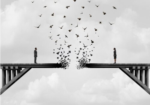 Paar steht auf einer Brücke, die sich allmählich auflöst