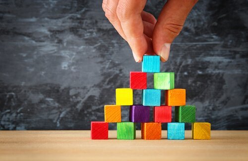 Pyramide aus bunten Steinen