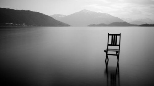 Stuhl in einem See