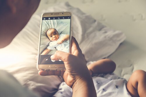 Vater macht Foto von seinem Sohn