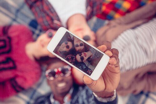 Eine Gruppe von Freunden, die ein Selfie aufnehmen