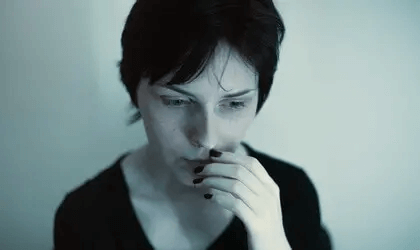 Frau schaut bedrückt nach unten