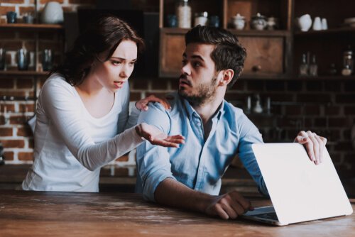 Frau bezichtigt Mann der Untreue