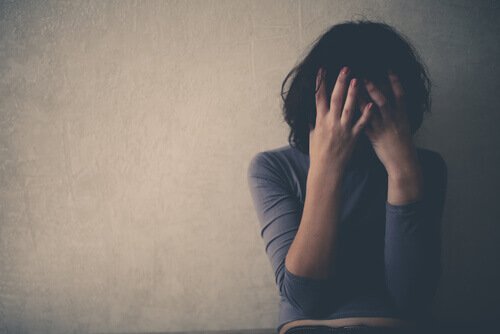 Frau, die an emotionalem Missbrauch leidet - die bipolare Störung