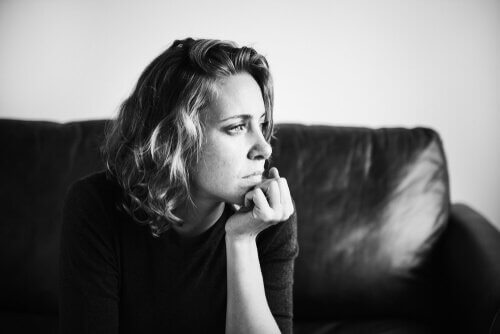 Nachdenkliche Frau auf dem Sofa