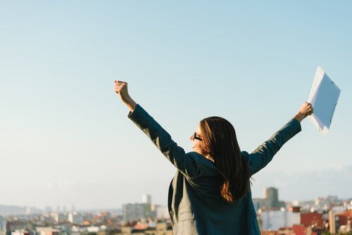 Frau, die mit ihrer Arbeit zufrieden ist