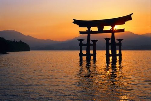 Japanische Architektur in einem See