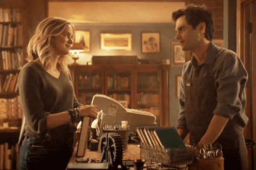 Die Protagonisten Joe und Beck aus You - Du wirst mich lieben begegnen sich in einer Buchhandlung.