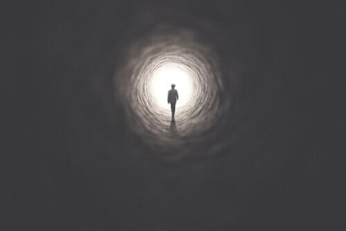 Person, die auf das Licht am Ende des Tunnels zugeht