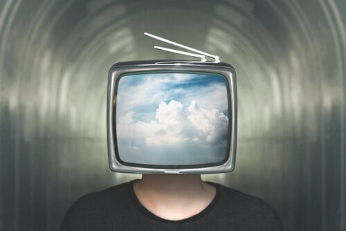 Mann mit Fernseher als Kopf